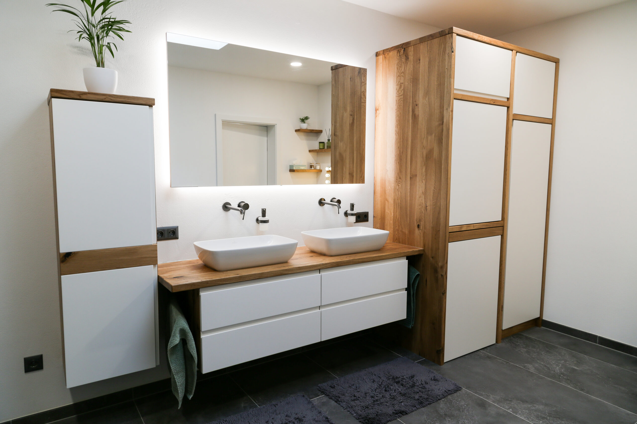 Tischler Badezimmer in weiß mit Holzelementen