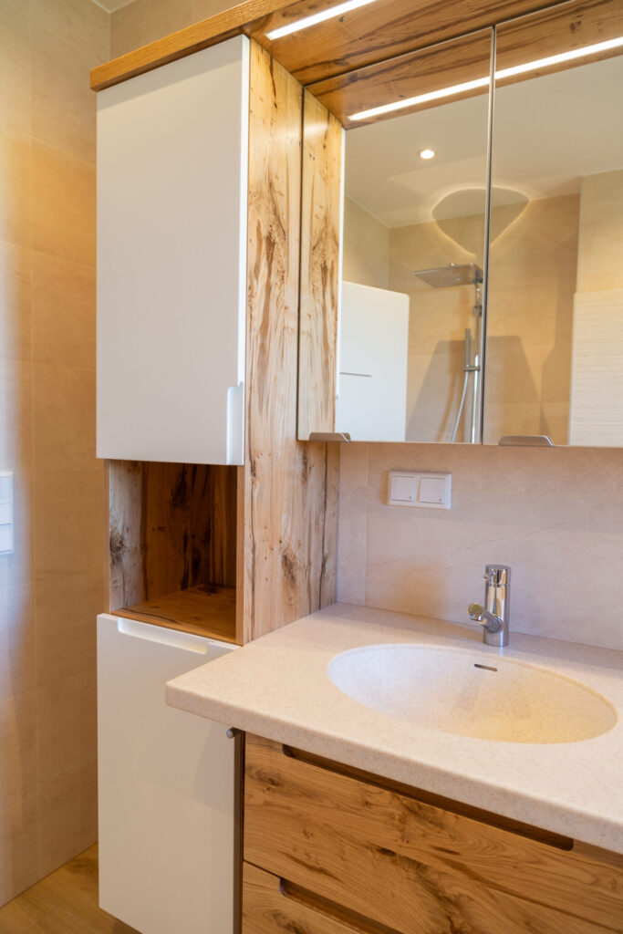 Badezimmer Einrichtung vom Tischler in Holz mit weißen Flächen