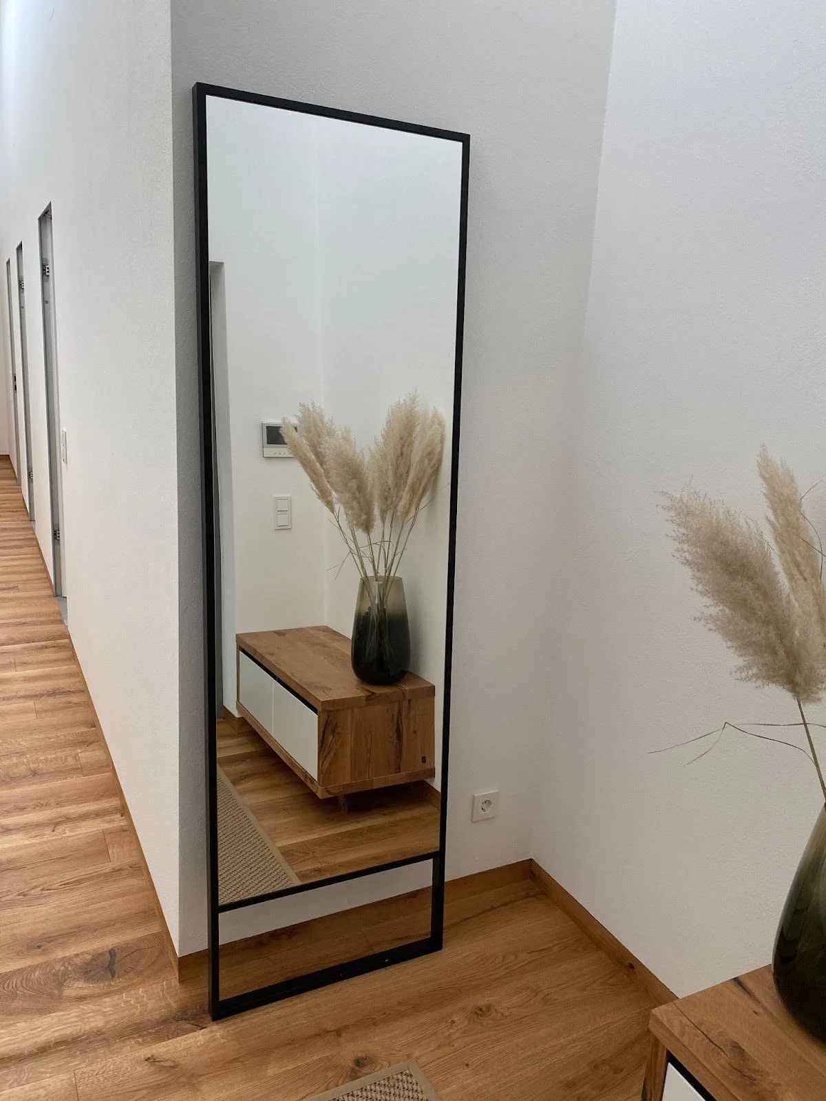 Standspiegel im Vorraum mit Holzparkett vom Tischler