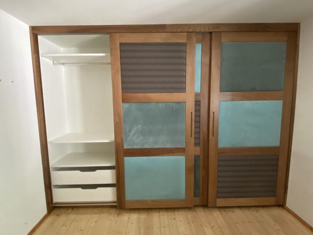 Kleiderschrank vom Tischler in Holz