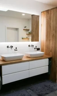 Kreativtischler Badezimmer Einrichtung mit weißer und holzfarbener Optik