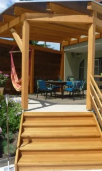 Überdachte Terrasse aus Holz