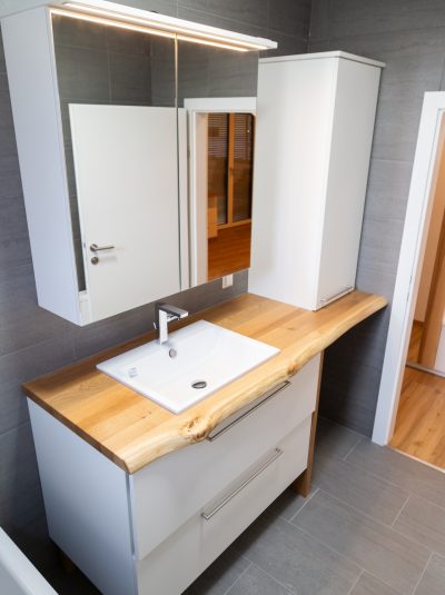 Tischler Badezimmer Waschbecken mit Holzoptik Unterschrank