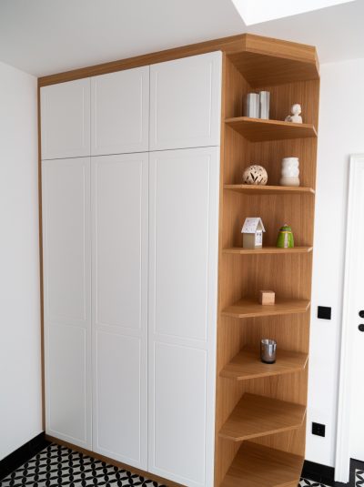 Tischler Kleiderschrank mit weißer und holzfarbener Optik