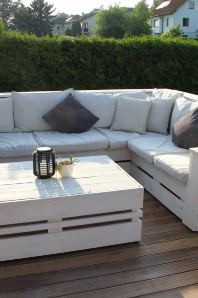 möbel-nach-mass-josef-nowotny-kreativtischler5 Weiße Sitzgarnitur auf einer Holzterrasse