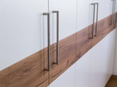 Tischler Kleiderschrank in weiß mit Holzelementen