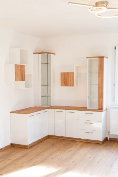 wohnzimmer-vom-tischler-josef-nowotny-kreativtischler15 Weiße Holzkommode mit Vitrinen und Wandregalen
