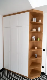 Holzkleiderschrank mit Regalelementen